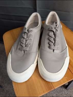 NWOT Toms Women's Gray Canvas Low-Top Sneakers